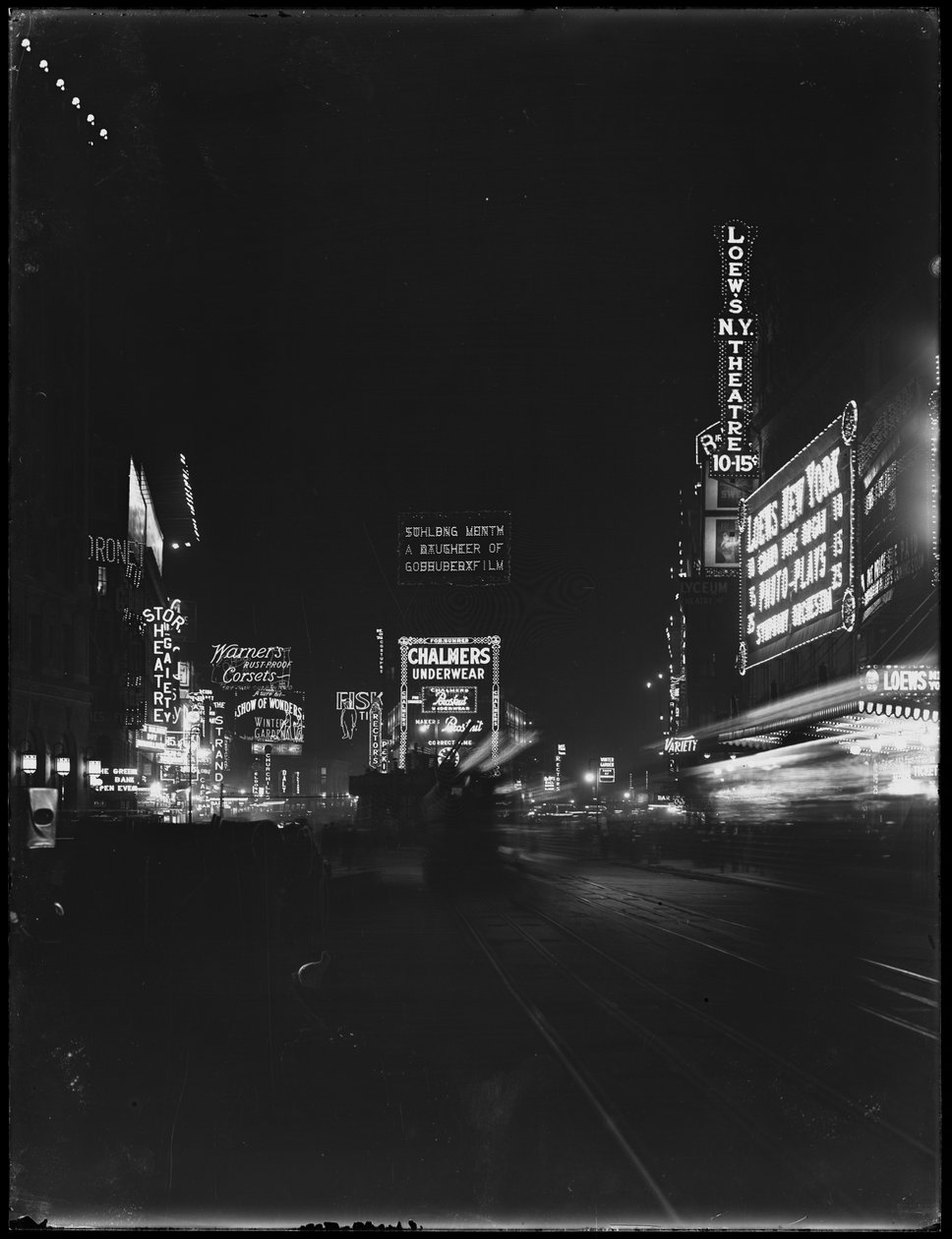 Valaistut kyltit Times Squarella, New York Cityssä, 1917 tekijältä William Davis Hassler