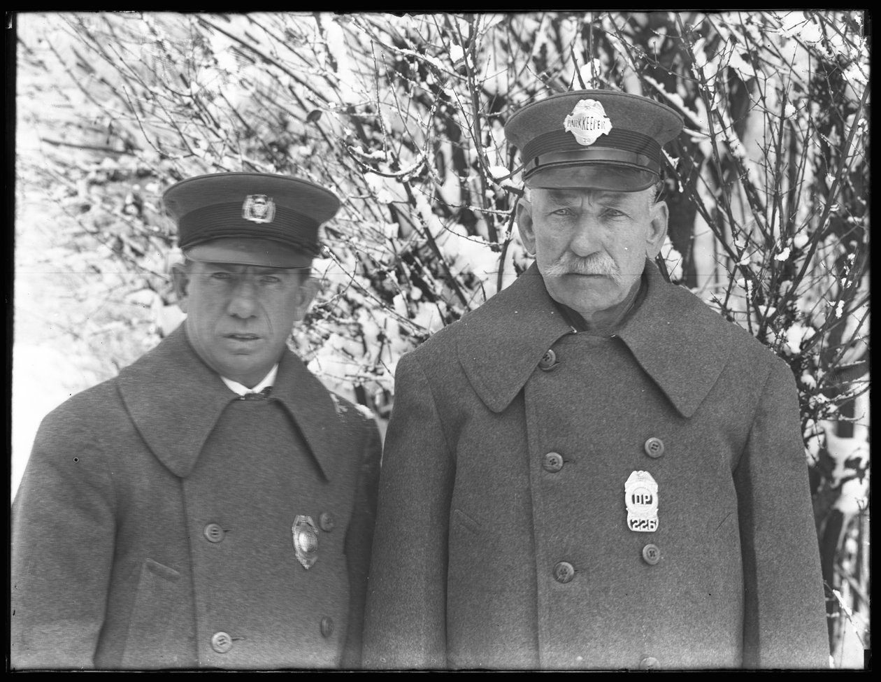 Larry Casey ja John Connolly poseerasivat talviunivormuissaan lumessa Isham Parkissa, Inwoodissa, New Yorkissa, 7. maaliskuuta 1915 tekijältä William Davis Hassler