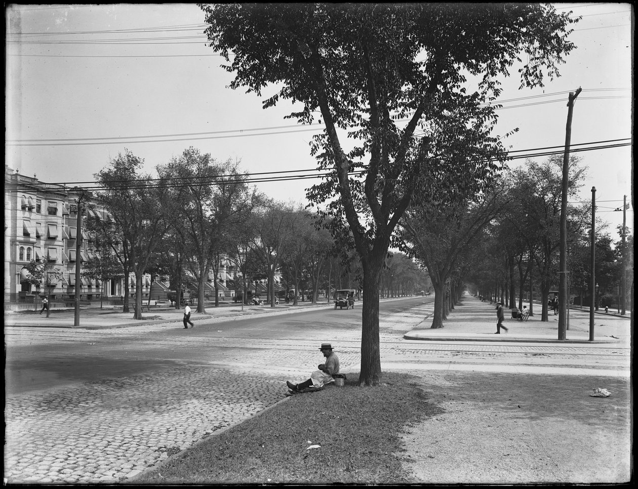 Mies olkiveneessä lounassämpöineen, Eastern Parkway Nostrand Avenuella, Brooklynissa, 31. elokuuta 1914 tekijältä William Davis Hassler