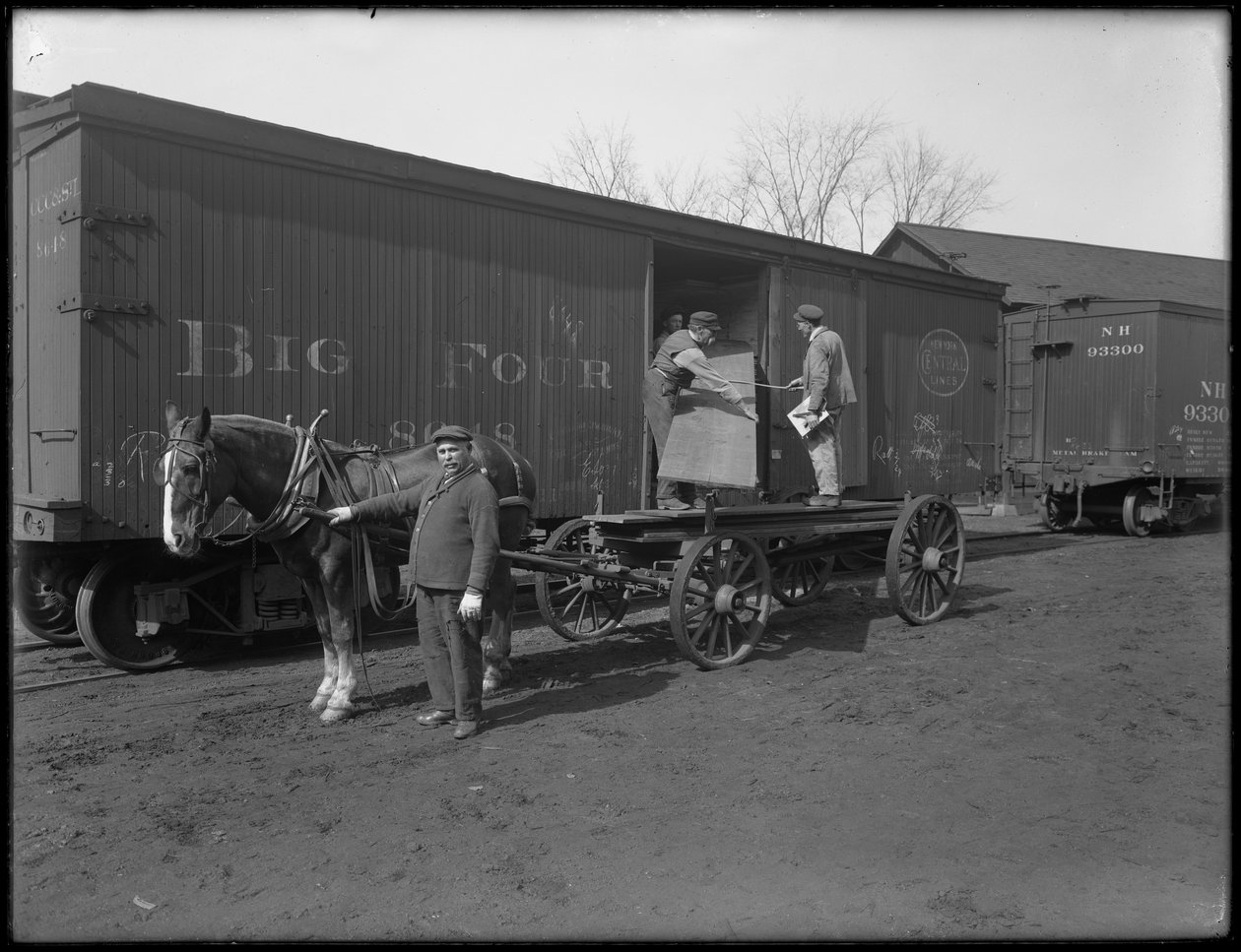 Miehet mittaamassa ja tarkastamassa puutavaraa arkkujen valmistukseen, Oneida, New York, 3. huhtikuuta 1916 tekijältä William Davis Hassler