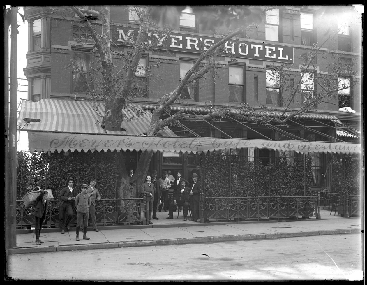 Meyerin hotelli, Hoboken, noin 1910 tekijältä William Davis Hassler