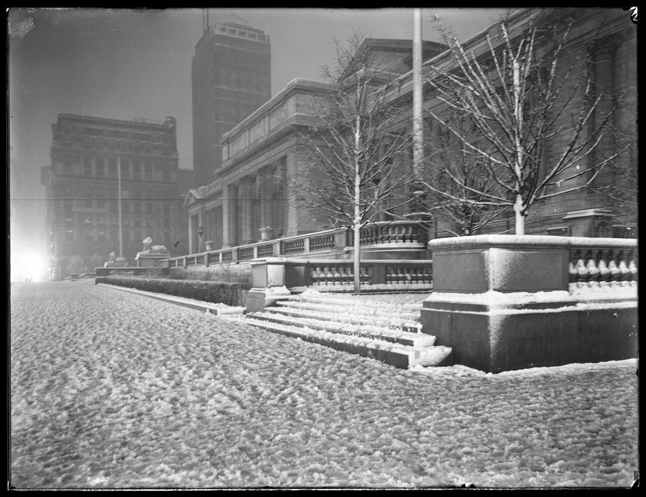 Yönäkymä New York Public Libraryn päähaaran Fifth Avenuen julkisivusta lumessa, 42nd Street ja Fifth Avenue, New York City, 6. maaliskuuta 1915 tekijältä William Davis Hassler