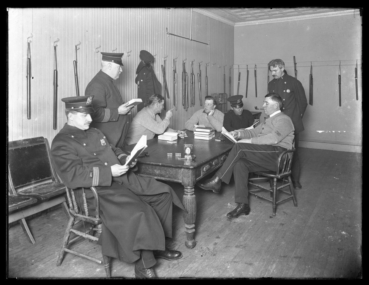 Poliisit rentoutumassa tuntemattomalla poliisiasemalla, n. 1913-14 tekijältä William Davis Hassler