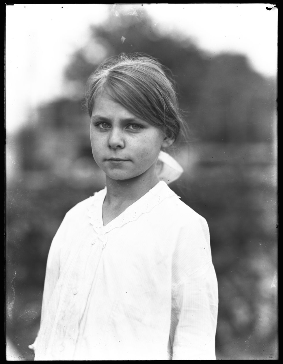 Muotokuva ulkona tunnistamattomasta pienestä tytöstä valkoisessa mekossa, heinäkuu 1915 tekijältä William Davis Hassler