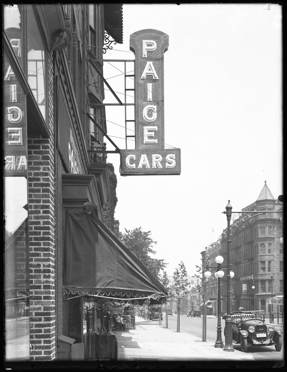 Paige Cars -kyltti osoitteessa 1410 Bedford Avenue, Brooklyn, 13. heinäkuuta 1916 tekijältä William Davis Hassler