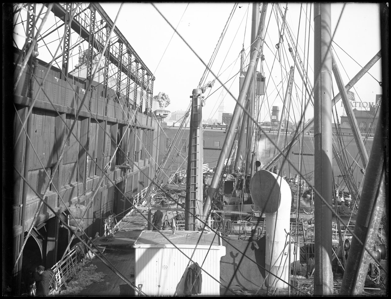 R.M.S. Carpathia lastauslaiturilla 54 N.R., 1912 tekijältä William Davis Hassler