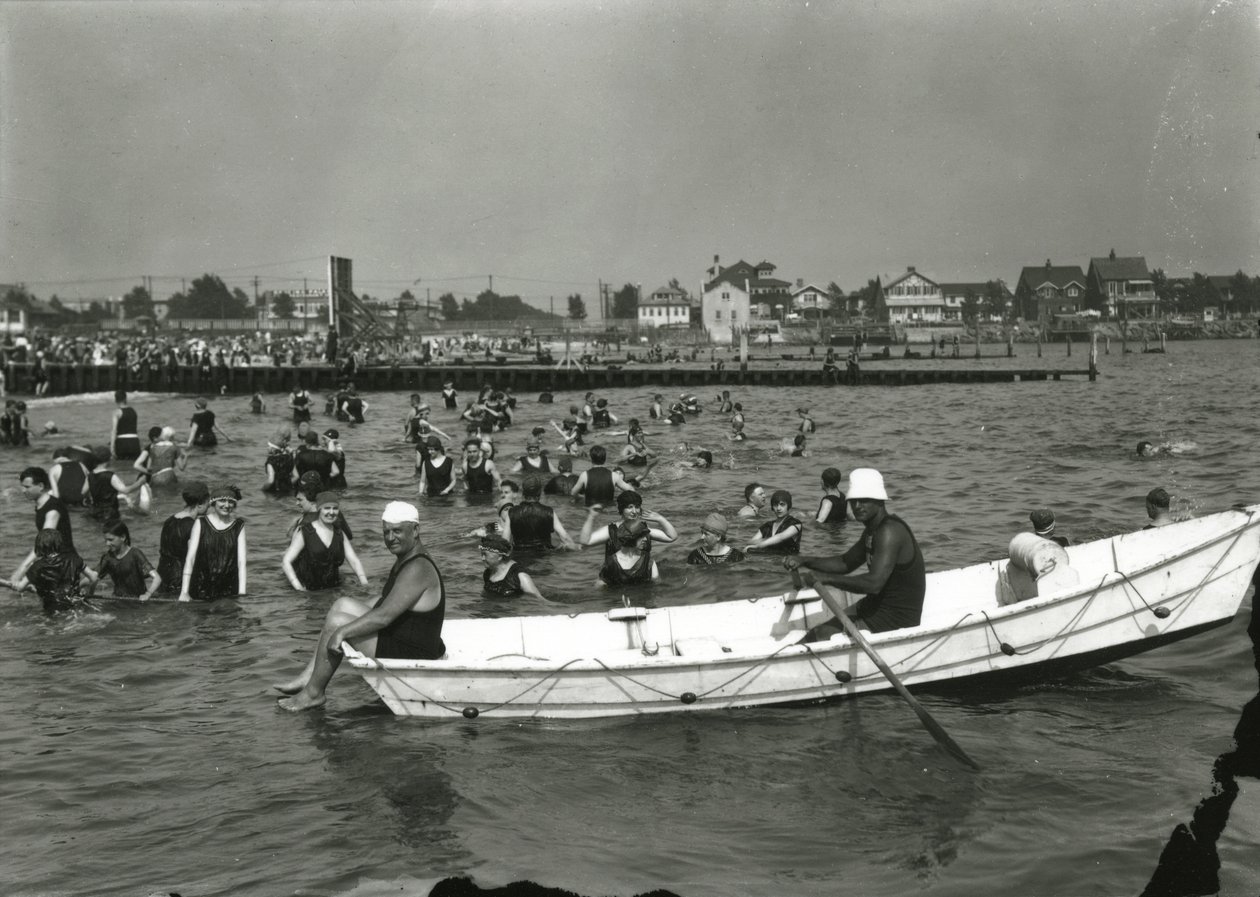 Soutuvene ja uimareita vedessä, Coney Island, n. 1910-21 tekijältä William Davis Hassler