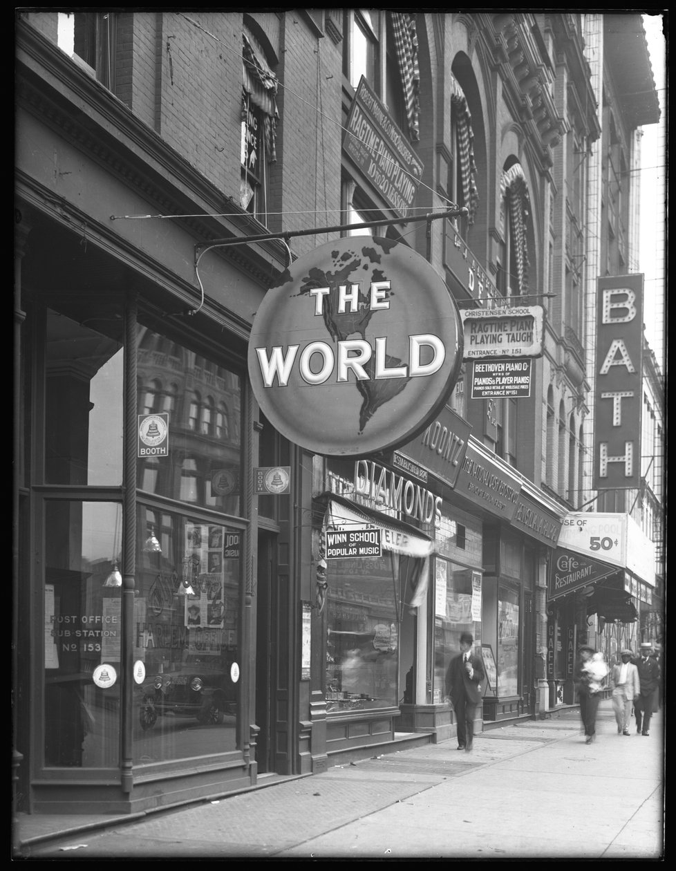 The World -lehden kyltti osoitteessa 155 W. 125th Street, New York, 15. kesäkuuta 1916. tekijältä William Davis Hassler
