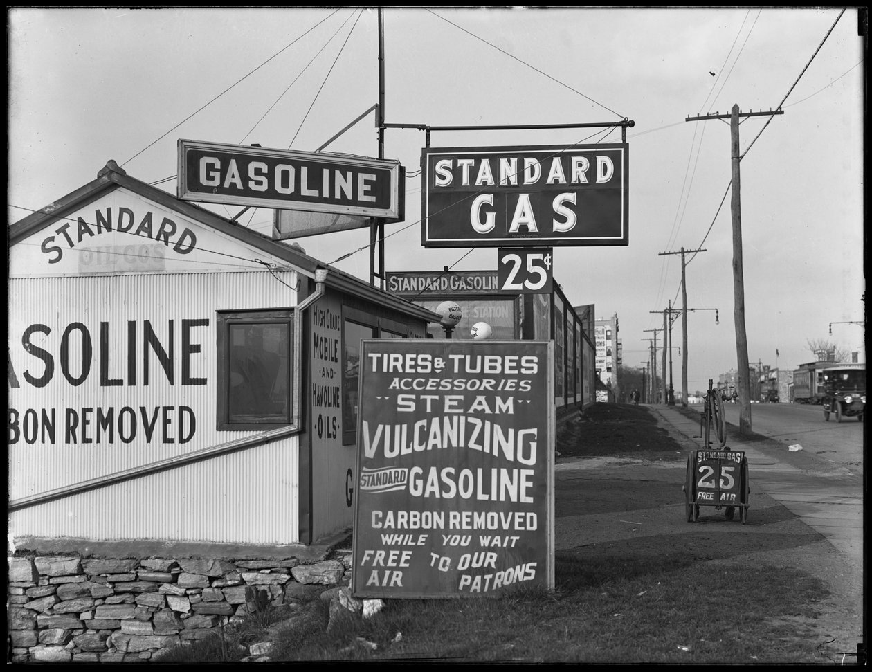 Standard Gas station, 4589 Broadway, New York City, 2. toukokuuta 1917 tekijältä William Davis Hassler