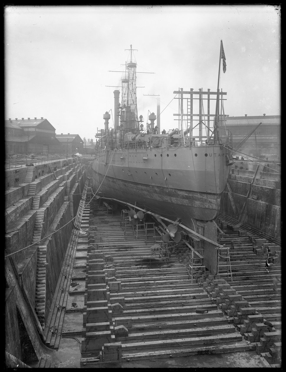 U.S.S. Utahissa Brooklyn Navy Yardin kuivatelakalla, n. 1912 tekijältä William Davis Hassler
