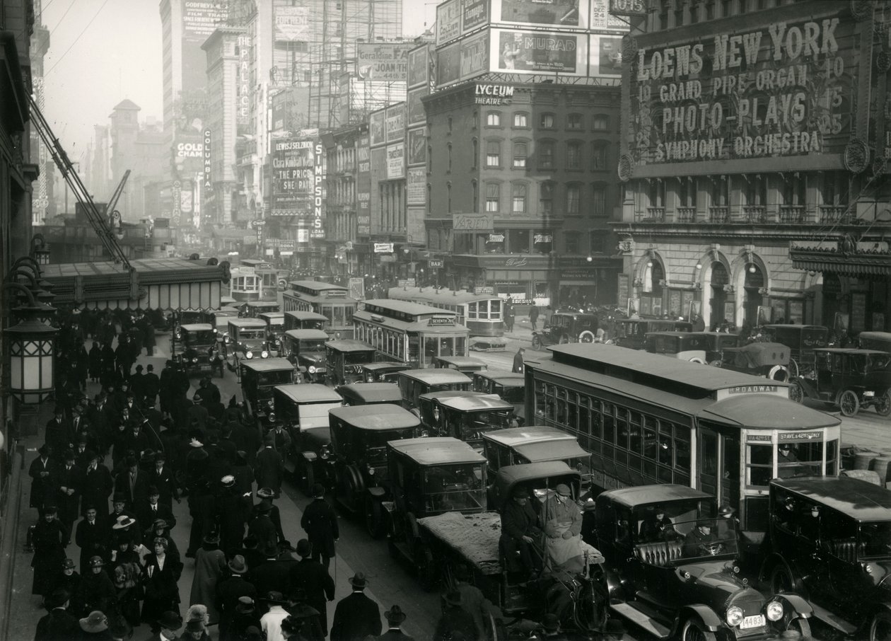 Times Square, täynnä autoja, busseja ja ihmisiä, noin 1917 tekijältä William Davis Hassler