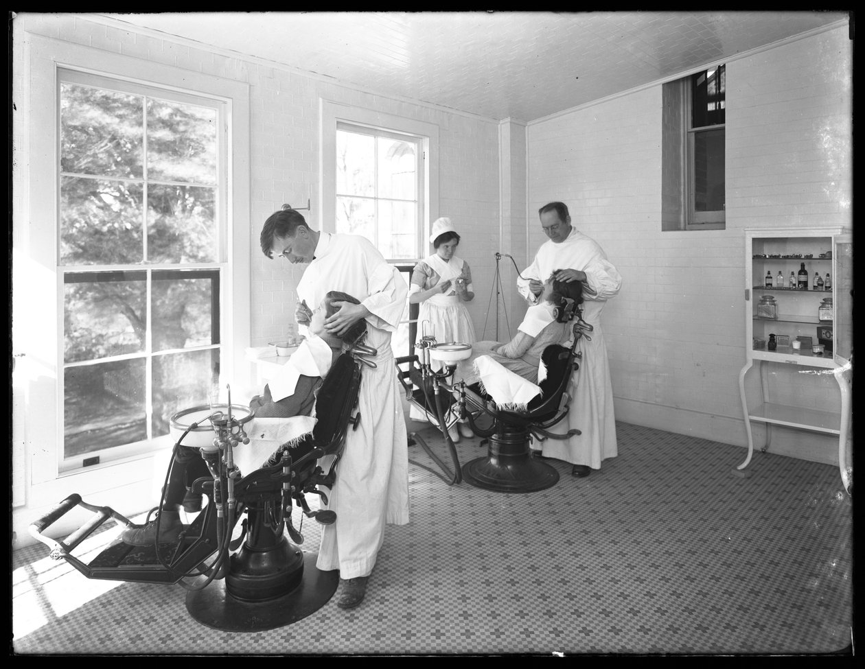 Kaksi potilasta tutkittavana, hammaslääkärin huone, Seton Hospital, Spuyten Duyvil, Bronx, 30. lokakuuta 1914. tekijältä William Davis Hassler
