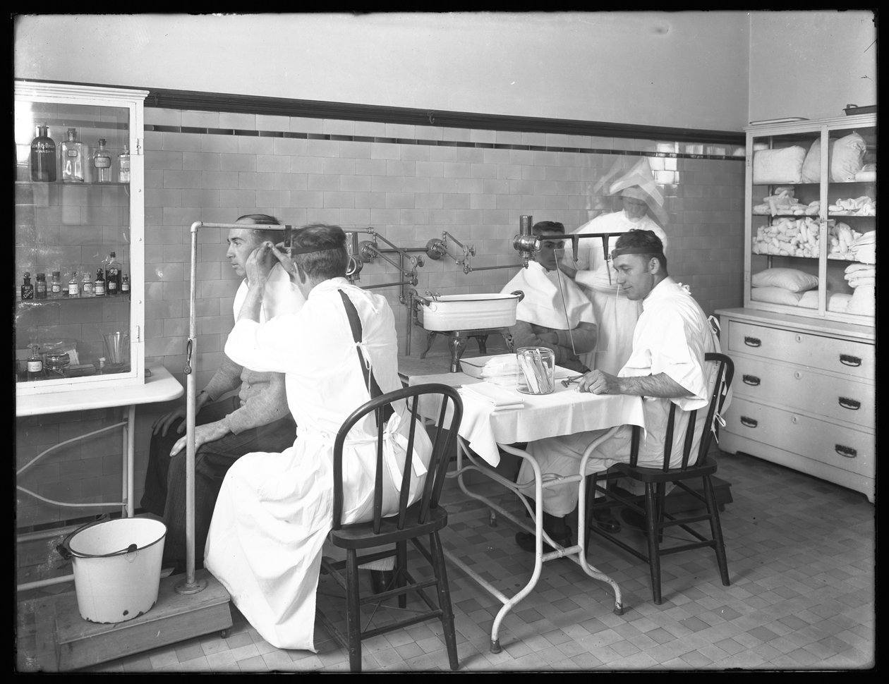 Kaksi potilasta tutkitaan pääsairaalan tutkimushuoneessa, Seton Hospital, Spuyten Duyvil, Bronx, 30. lokakuuta 1914 tekijältä William Davis Hassler