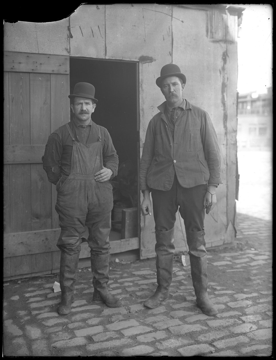 Tuntemattomat viemärityöntekijät poseeraavat maan päällä, New York, n. 1911 tekijältä William Davis Hassler