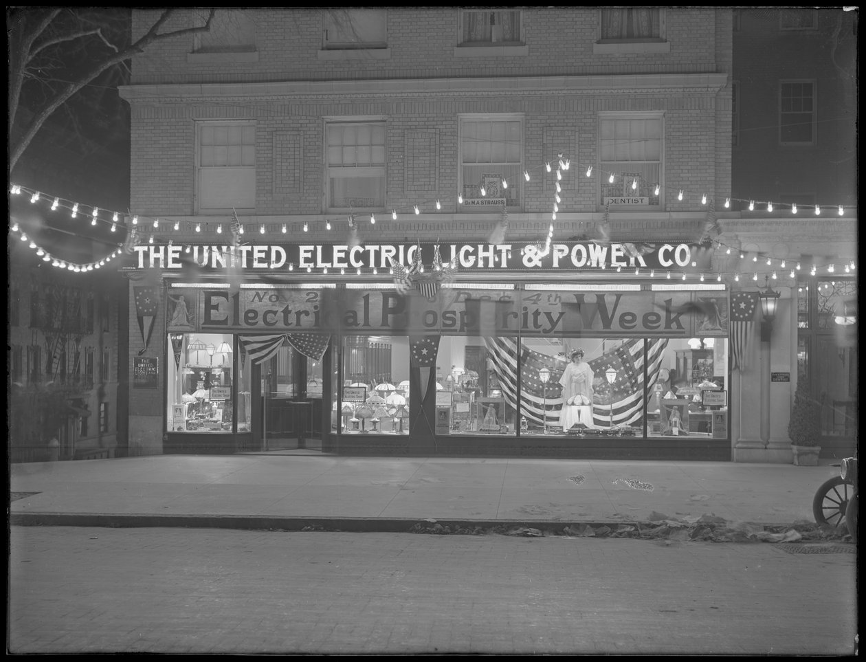 United Electric Light und Power Companyn myymälän näyteikkuna koristeltu "sähköisen hyvinvoinnin viikkoa" varten, 29. marraskuuta - 4. joulukuuta 1915, New York City, New York City tekijältä William Davis Hassler
