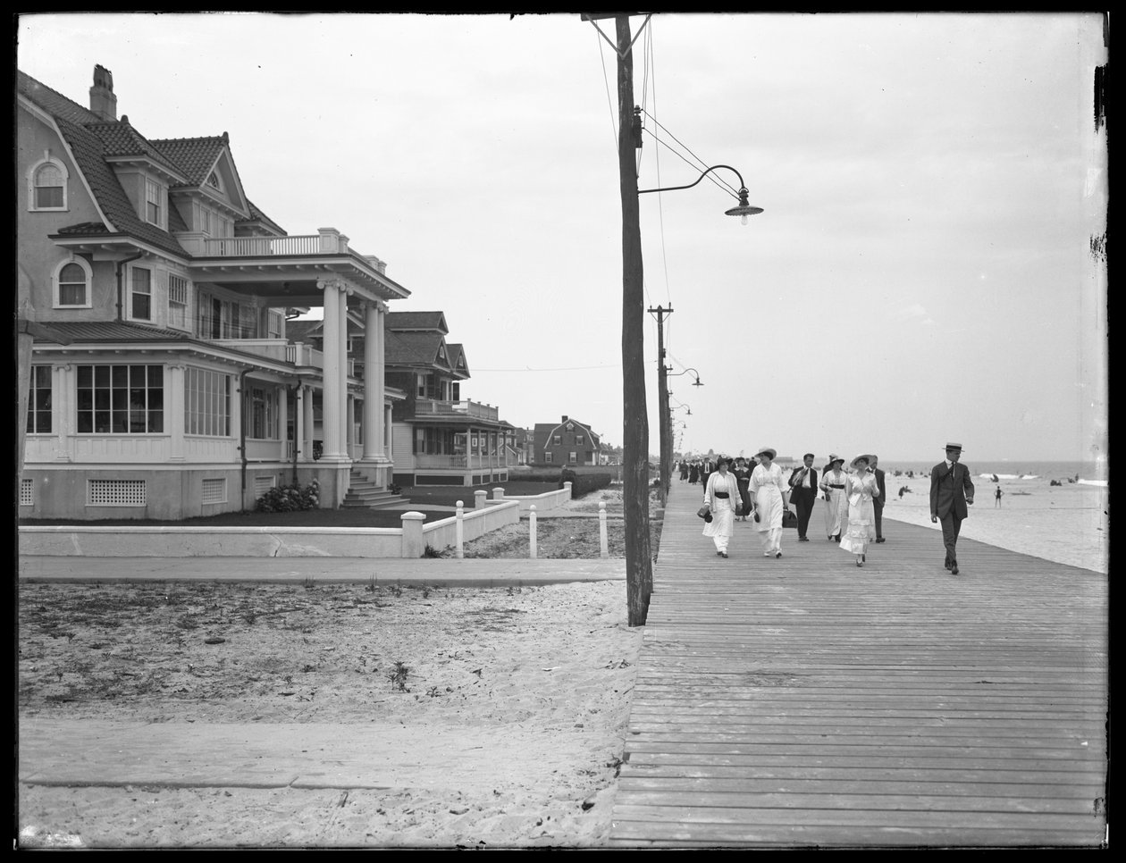 Näkymä rantatieltä Beach 125th Streetiltä, Belle Harbor, Queens, 11. heinäkuuta 1915 tekijältä William Davis Hassler