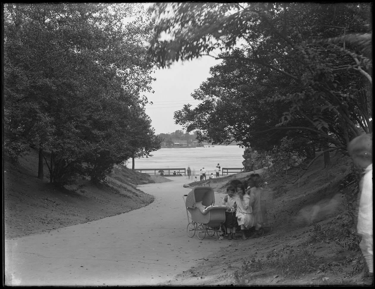 Näkymä veteen johtavalle kaistalle, 86th Street Park -kaista East Riverille, New York City, 31. heinäkuuta 1914 tekijältä William Davis Hassler