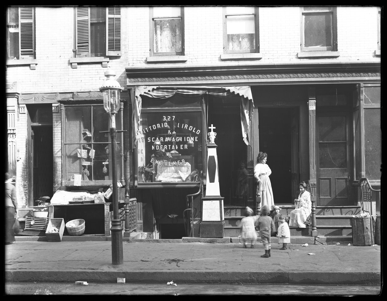 Vittorio Quirolo und T. Scaravaglione, hautausmies ja balsamointi, 327 E. 111th Street (tai 109th Street), New York City, 26. lokakuuta 1914 tekijältä William Davis Hassler
