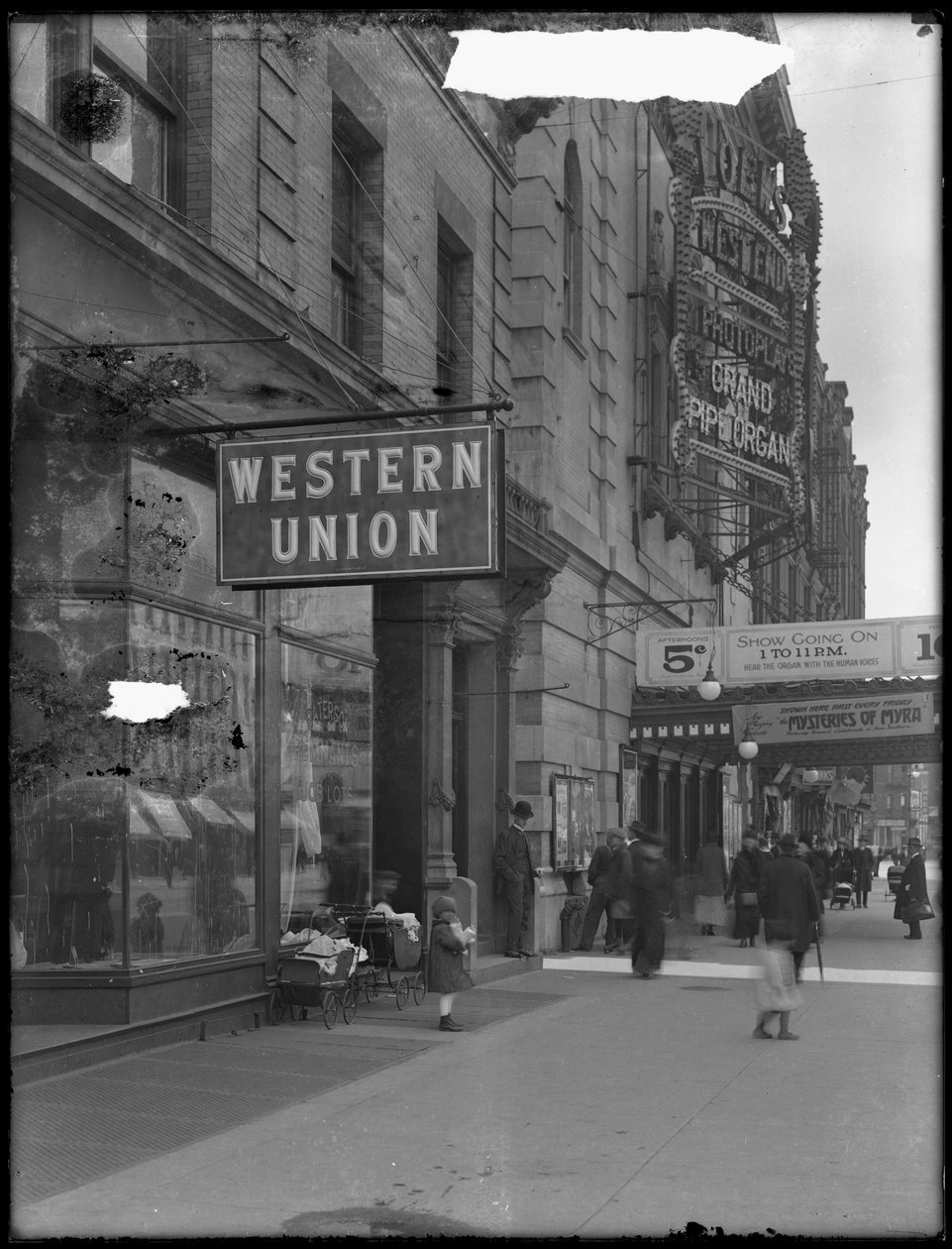 Western Unionin toimistokyltti osoitteessa W. 125th Street ja St. Nicholas Avenue, New York City, 28. huhtikuuta 1916 tekijältä William Davis Hassler