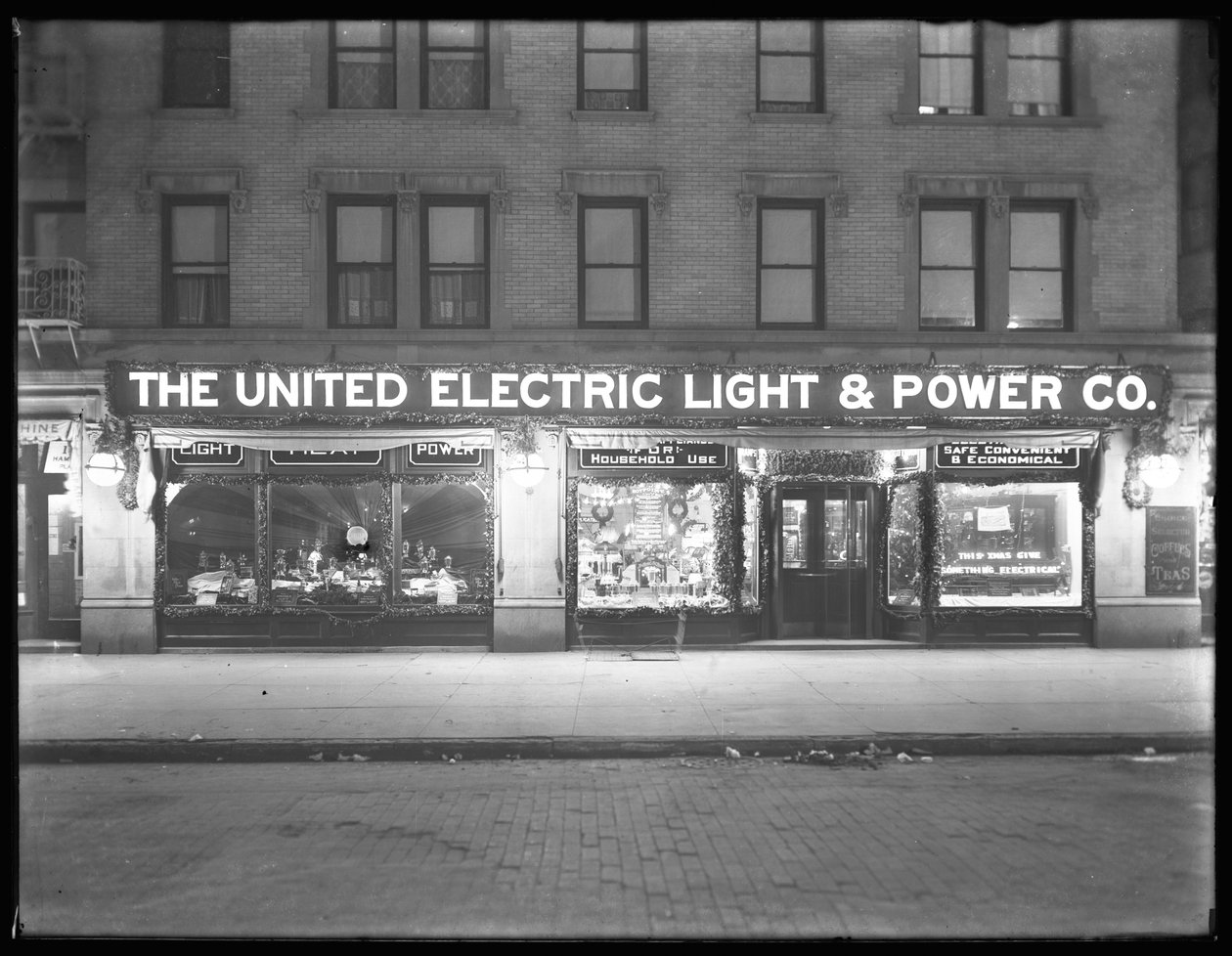 Laaja näkymä United Electric Lightin ja Power Companyn ikkunanäytöstä osoitteessa W. 138th Street ja Hamilton Place, New York City, 17. joulukuuta 1914 tekijältä William Davis Hassler