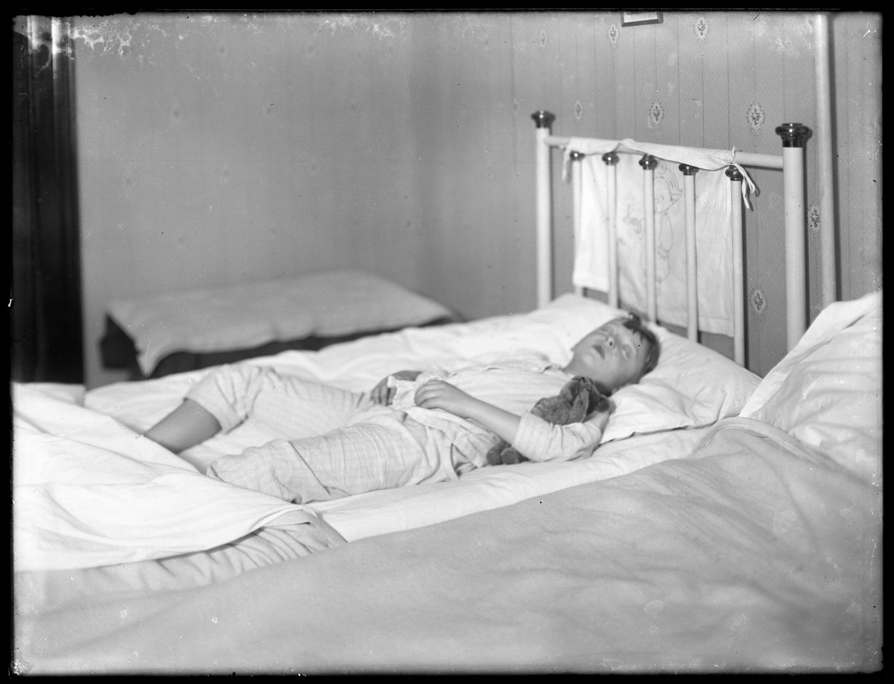 William Gray Hassler nukkumassa nallekarhunsa kanssa, n. 1913 tekijältä William Davis Hassler