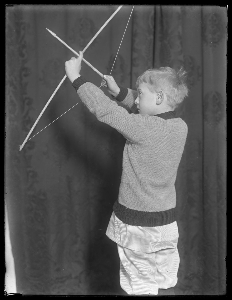 William Gray Hassler poseeraa jousen ja nuolen kanssa, n. 1912 tekijältä William Davis Hassler