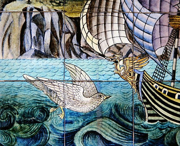 Laatat, jotka kuvaavat galleonia tekijältä William de Morgan