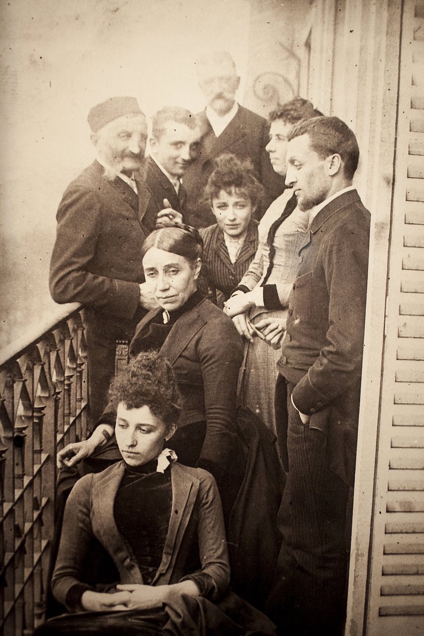 Claudelin perhe, Jessie Lipscomb, Ferdinand de Massary ja hänen isänsä 31 boulevard de Port Royalin asunnon parvekkeella. (Edessä: Louise (s. 1866), hänen takanaan, Madame Claudel (s. Louise Athanaise Brains vuonna 1840) ja Camille (1864- tekijältä William Elborne