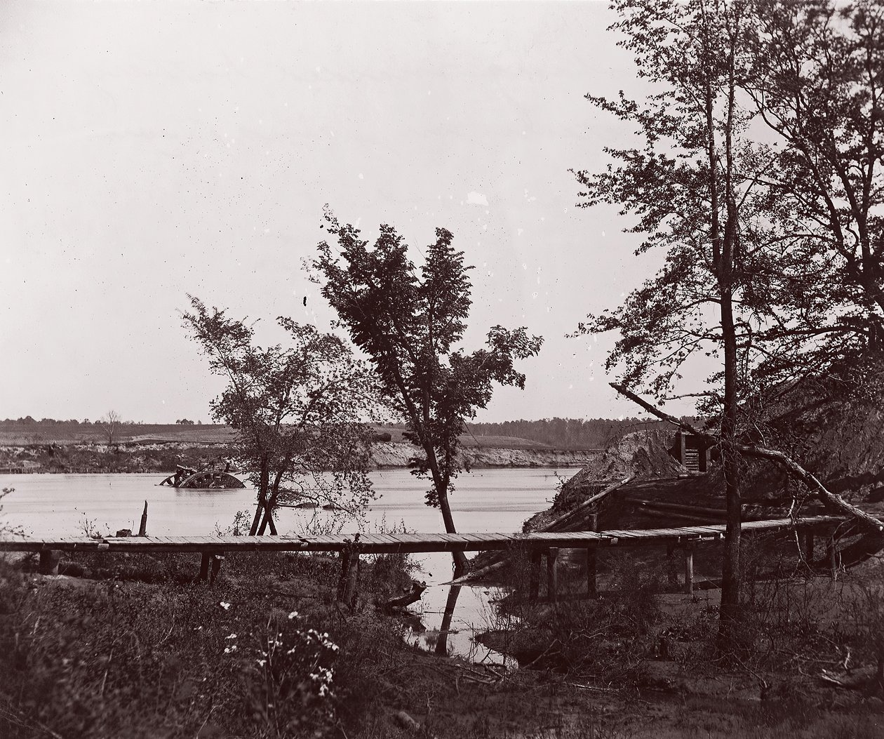 Fort Darling. Naamioitu akku ja tukos James Riverissä, n. 1865. tekijältä William Frank Browne