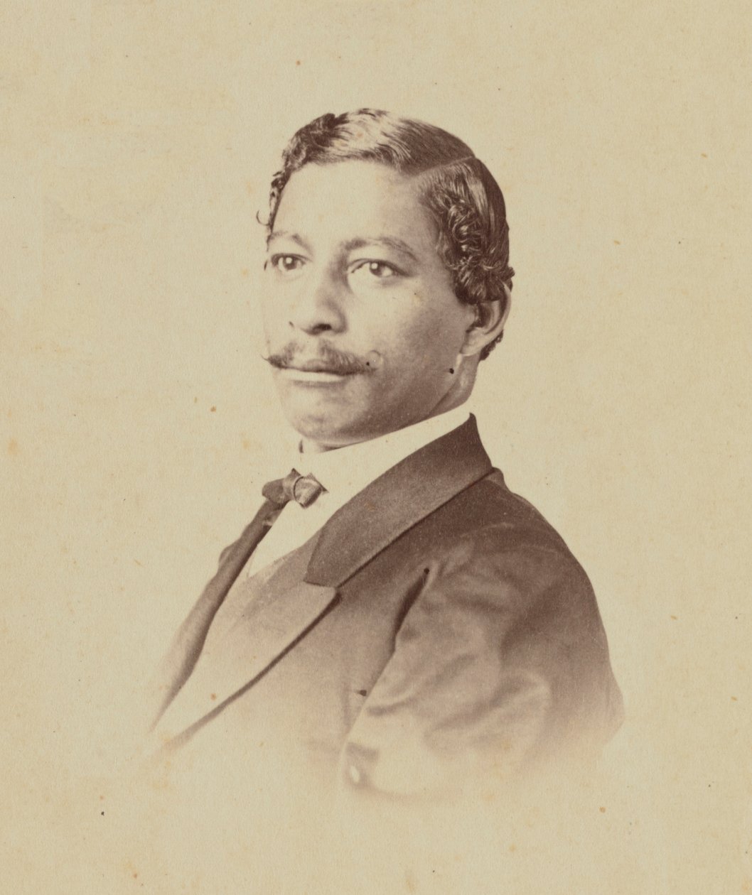 Carte-de-visit-muotokuva John W. Menardista, 1868-1870. tekijältä William H. Leeson