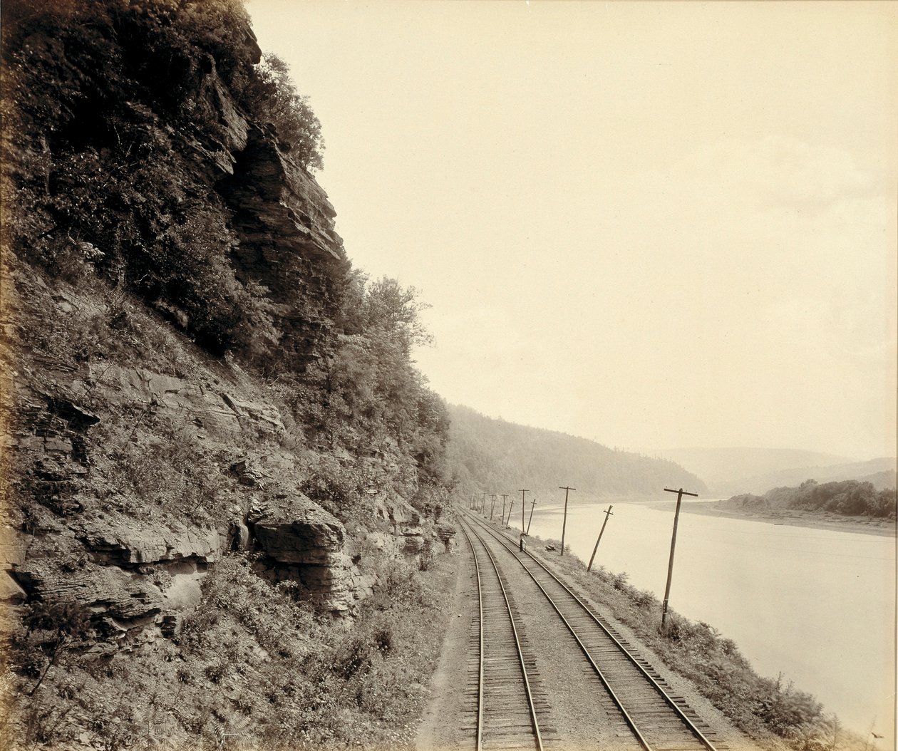 Cathedral Rocks, Susquehanna-joen varrella lähellä Meshoppenia, Lehigh Valley Railroadin puolesta. tekijältä William H. Rau