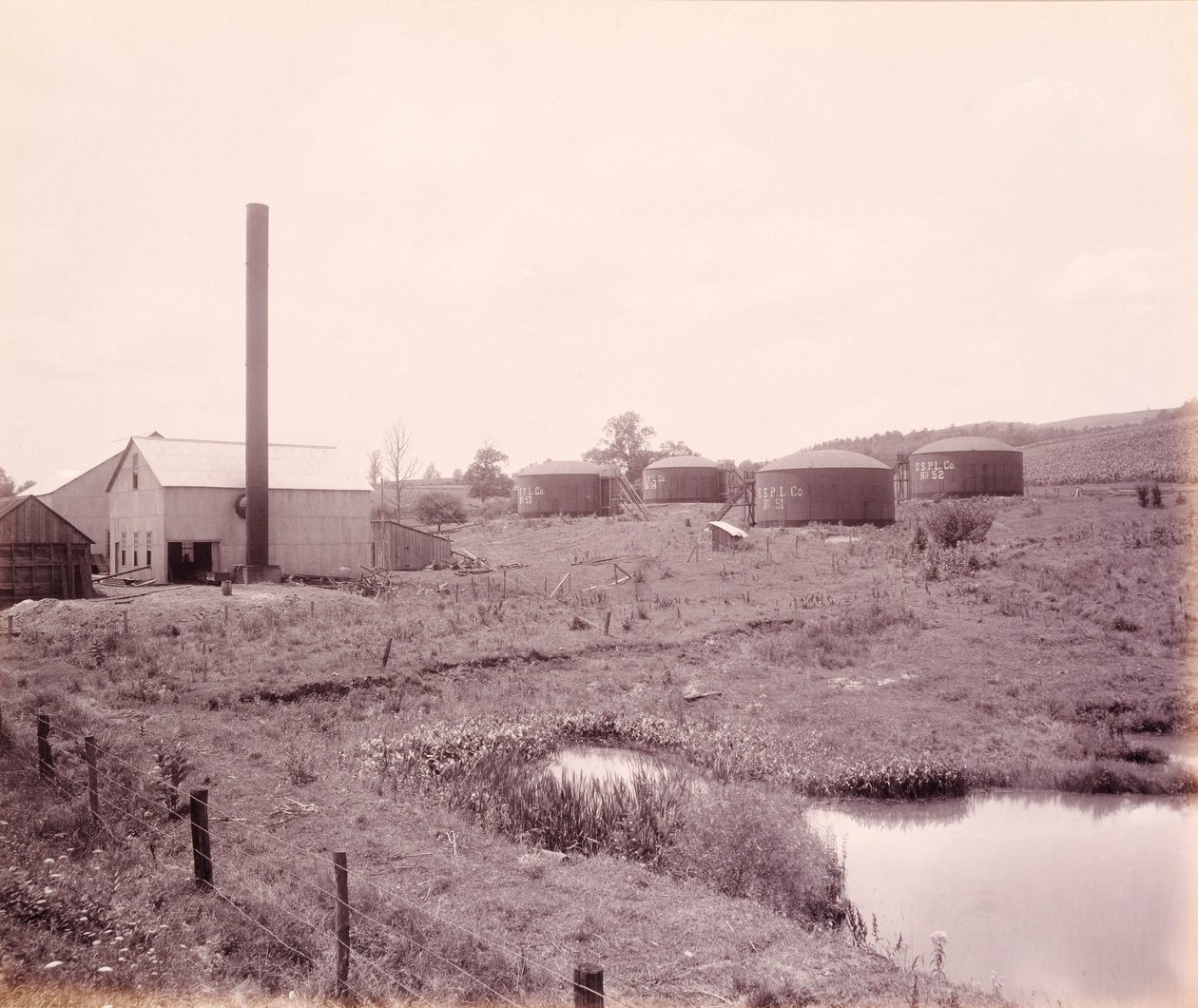Lehigh Valley Railroadin öljypumppaamo Ateenan lähellä. tekijältä William H. Rau