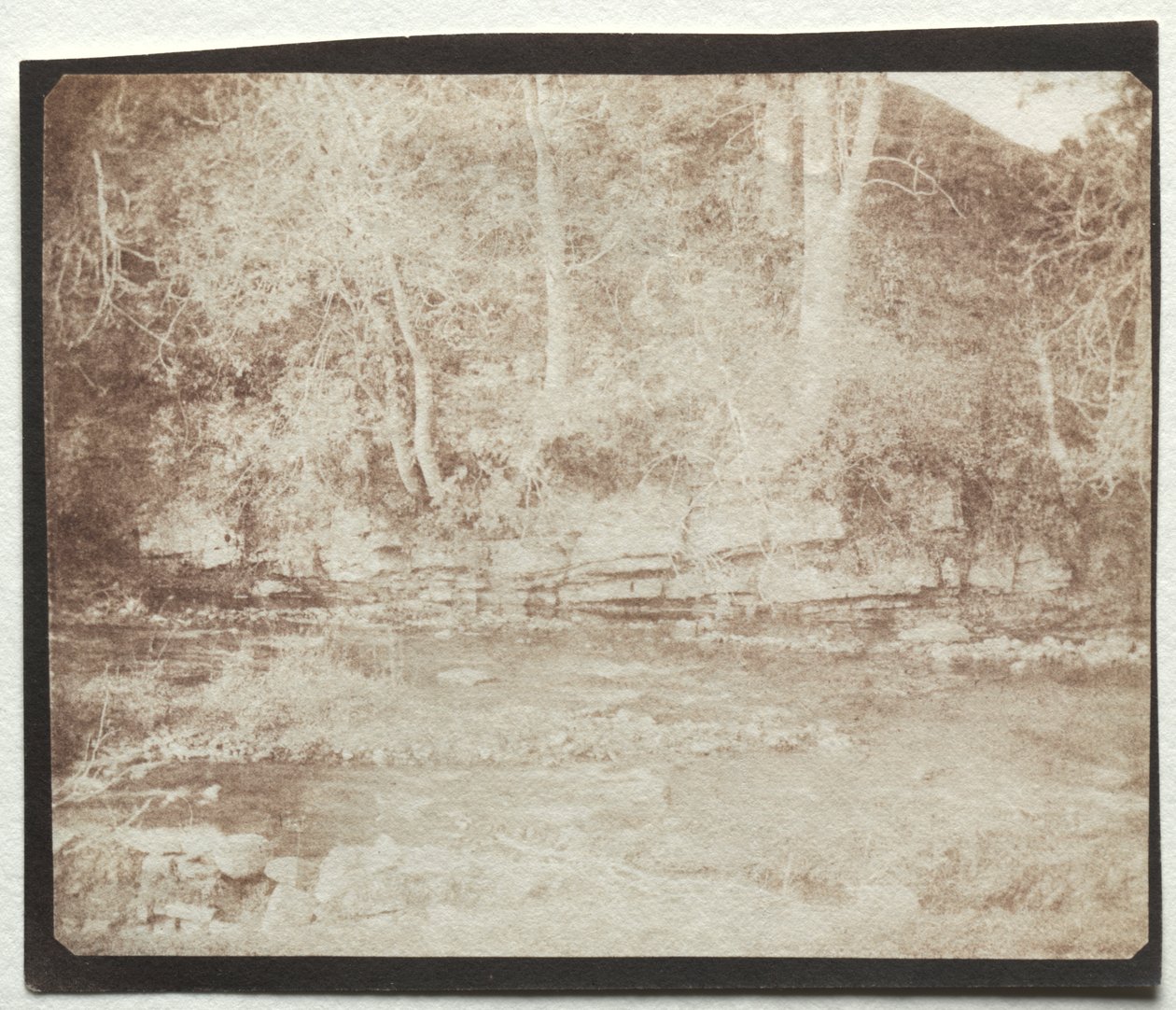 Vuoristojoki, joka virtaa Dounen linnan juurella tekijältä William Henry Fox Talbot