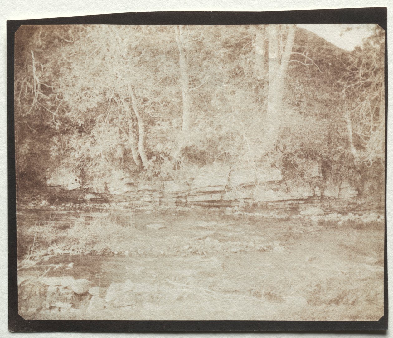 Vuoristojoki, joka virtaa Dounen linnan juurella, 1844. tekijältä William Henry Fox Talbot