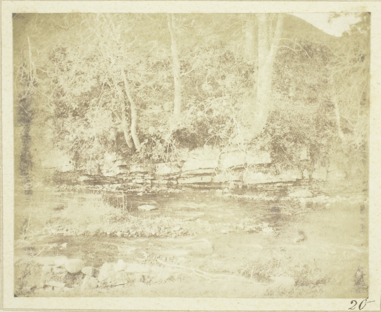 Vuoristojoki, joka virtaa Dounen linnan juurella tekijältä William Henry Fox Talbot