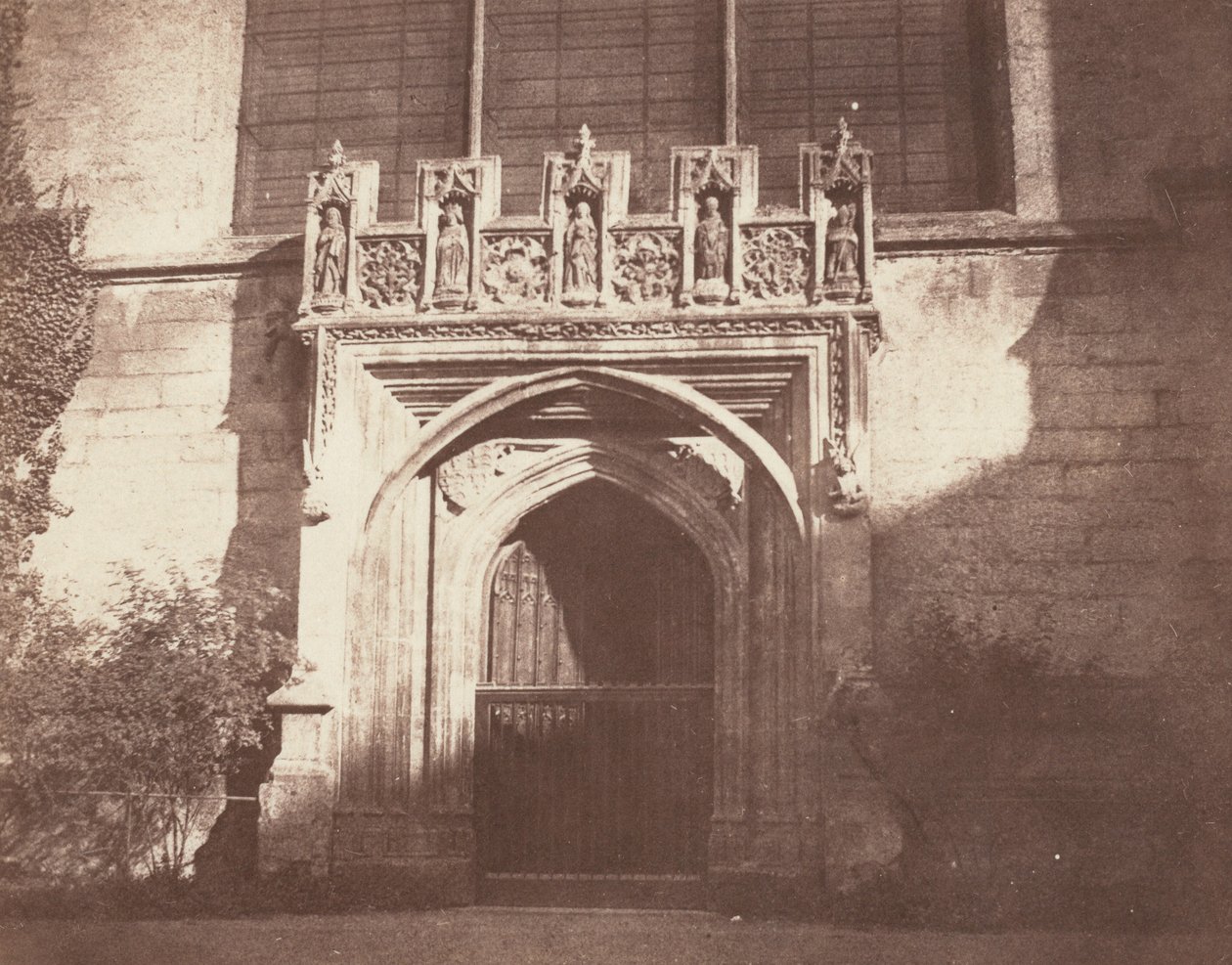 Muinainen ovi, Magdalen College, Oxford,1843 (kuva) tekijältä William Henry Fox Talbot