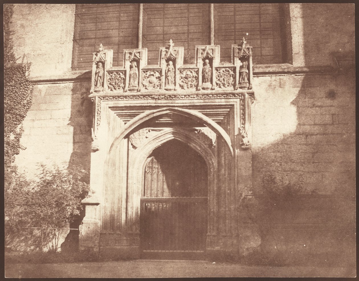 Vanha ovi Magdalen Collegessa, Oxford, huhtikuu 1843 (kuva). tekijältä William Henry Fox Talbot