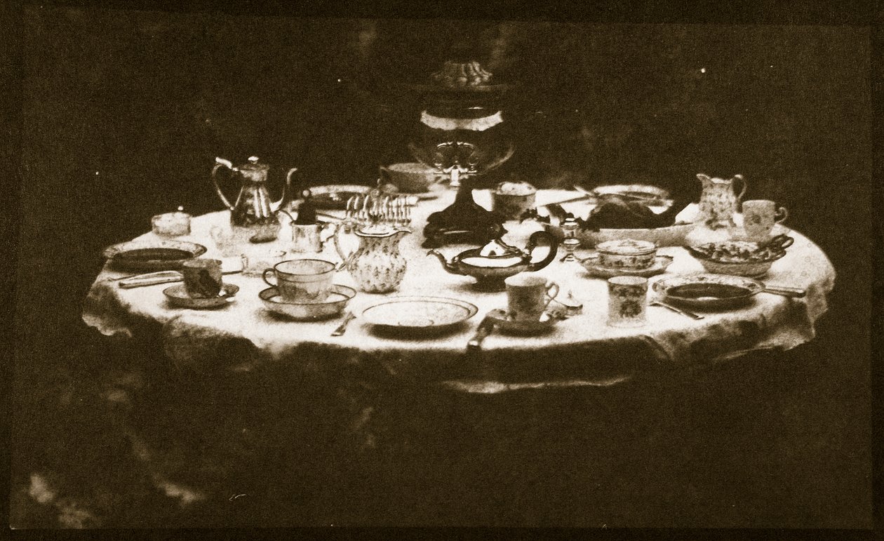 Tyylikkäästi katettu pöytä, n. 1841 (suolapaperiprintti kalotyyppinegatiivista) tekijältä William Henry Fox Talbot