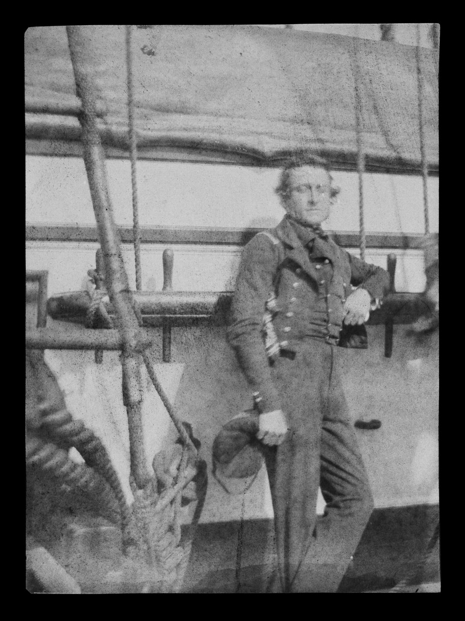 Tunnistamaton merivoimien upseeri() seisoo 80-tykkisen kolmikerroksisen HMS "Superbin" (1842) paapuurin puolella olevan kiinnitystappikaiteen luona. Digitaalinen tiedosto käännetty mustavalkoisen positiivin luomiseksi. tekijältä William Henry Fox Talbot