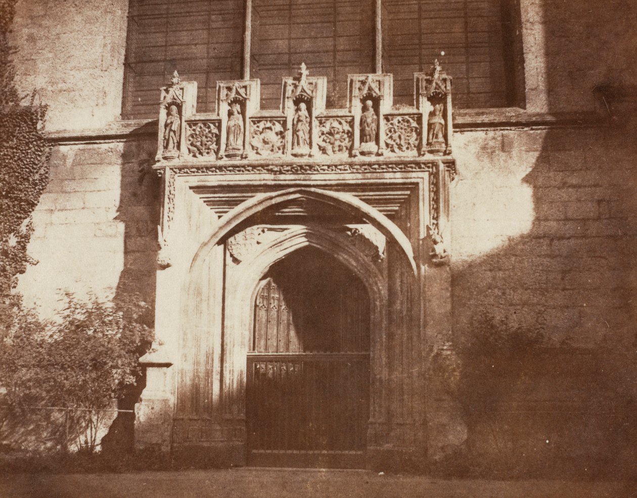 Ancient Door, Magdalen College, Oxford, 1843. tekijältä William Henry Fox Talbot
