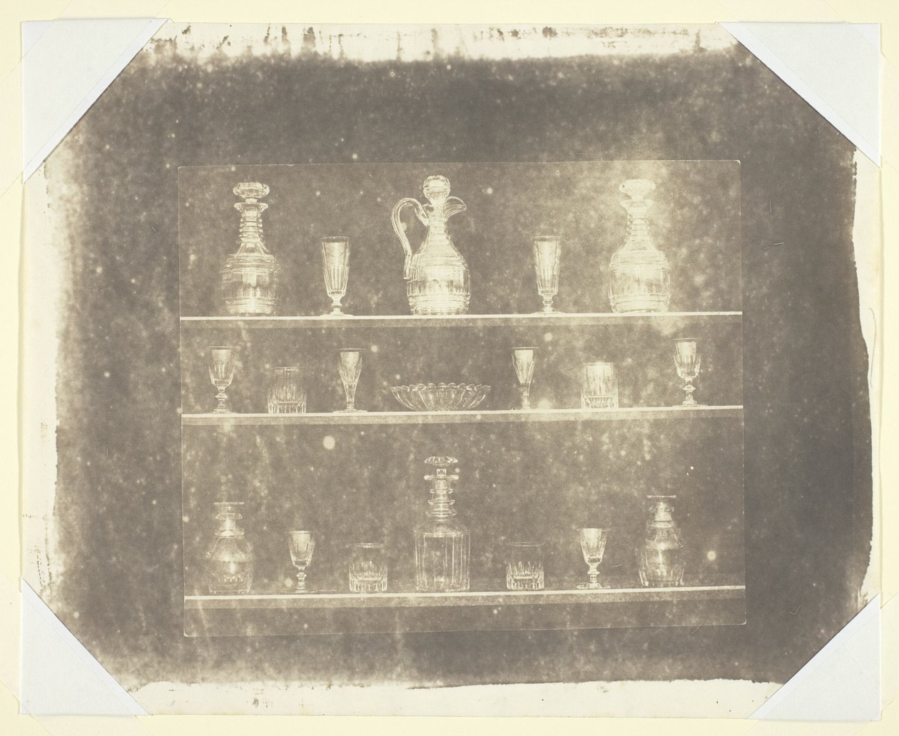 Lasiesineet kolmella hyllyllä tekijältä William Henry Fox Talbot