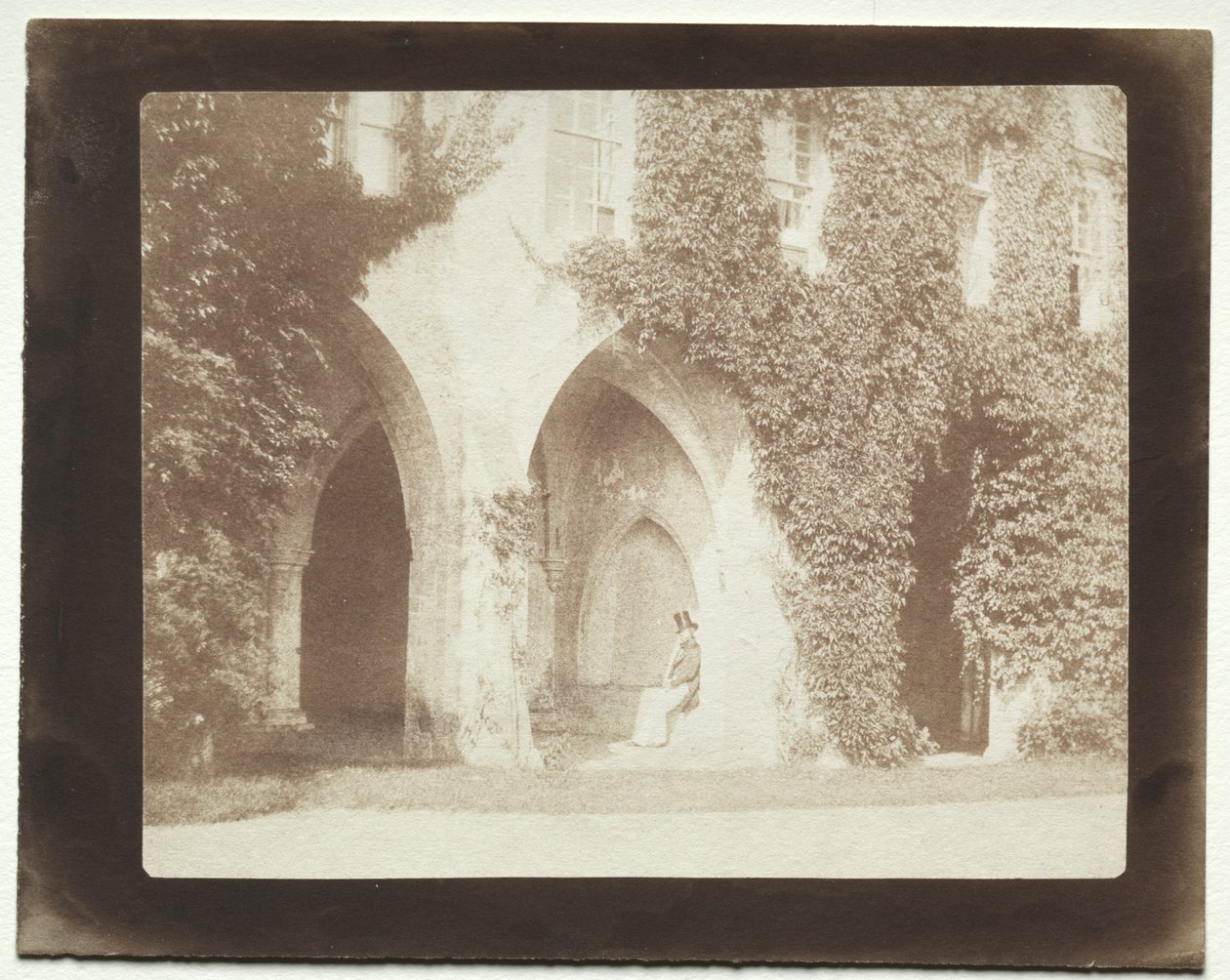 Calvert Jones istuu Lacock Abbeyn sakristossa, 1845. tekijältä William Henry Fox Talbot