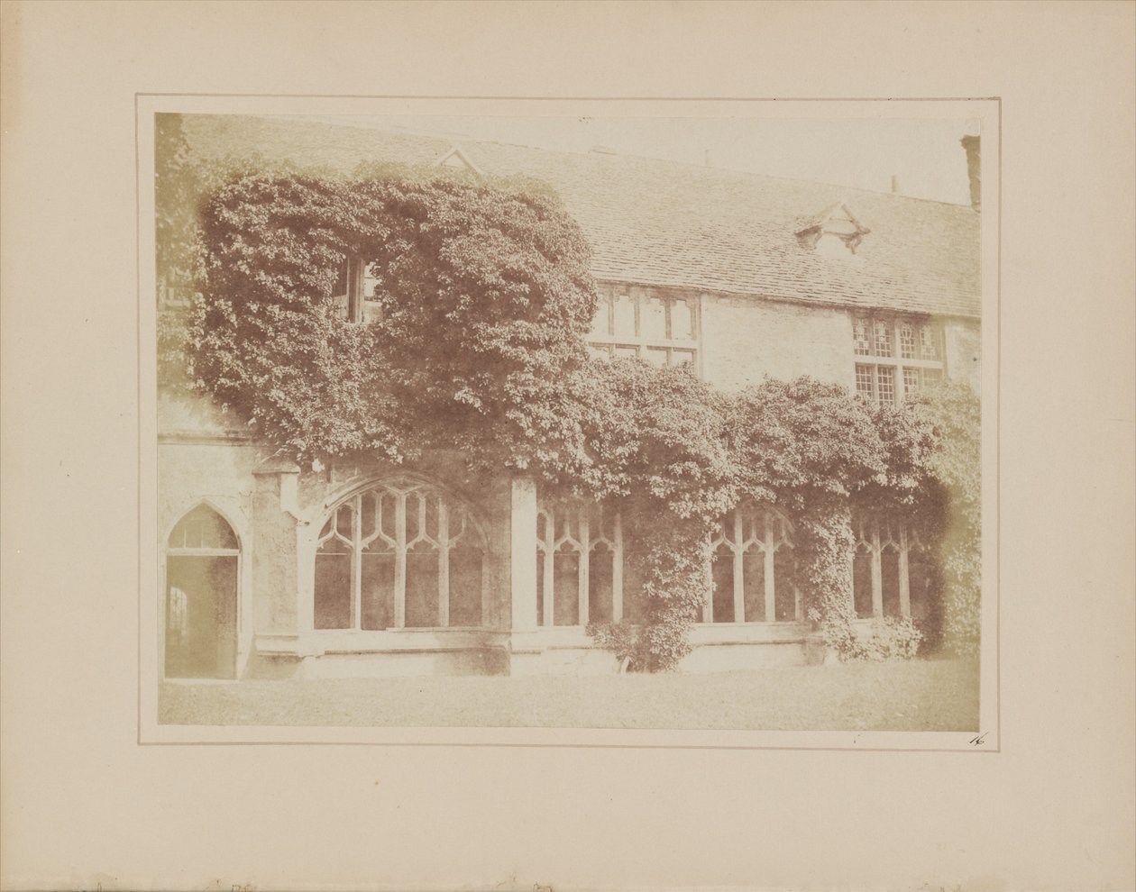 Lacock Abbeyn luostarikäytävät tekijältä William Henry Fox Talbot