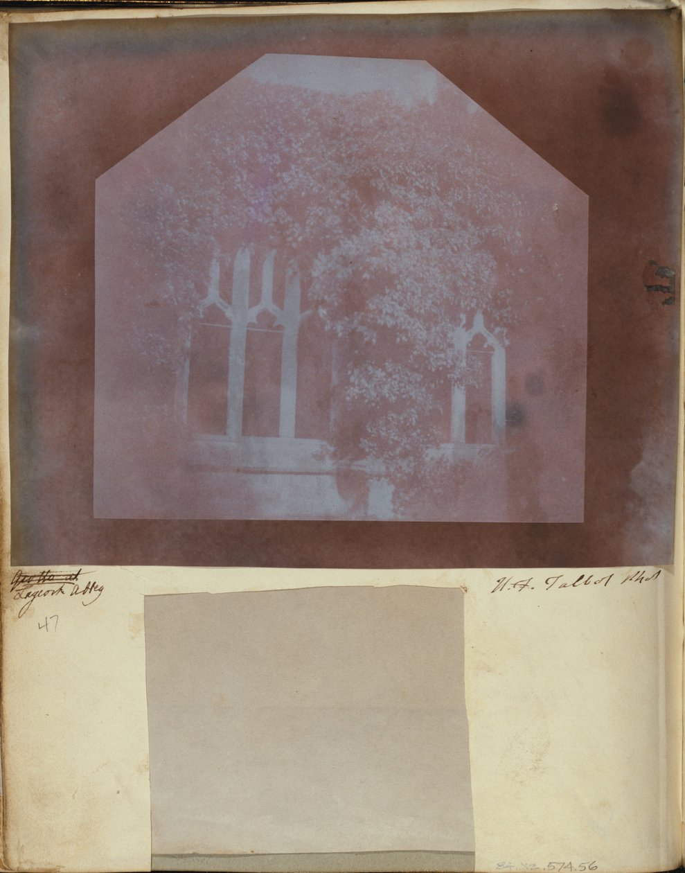 Yksityiskohta Lacockin luostarin luostarirakennuksesta tekijältä William Henry Fox Talbot
