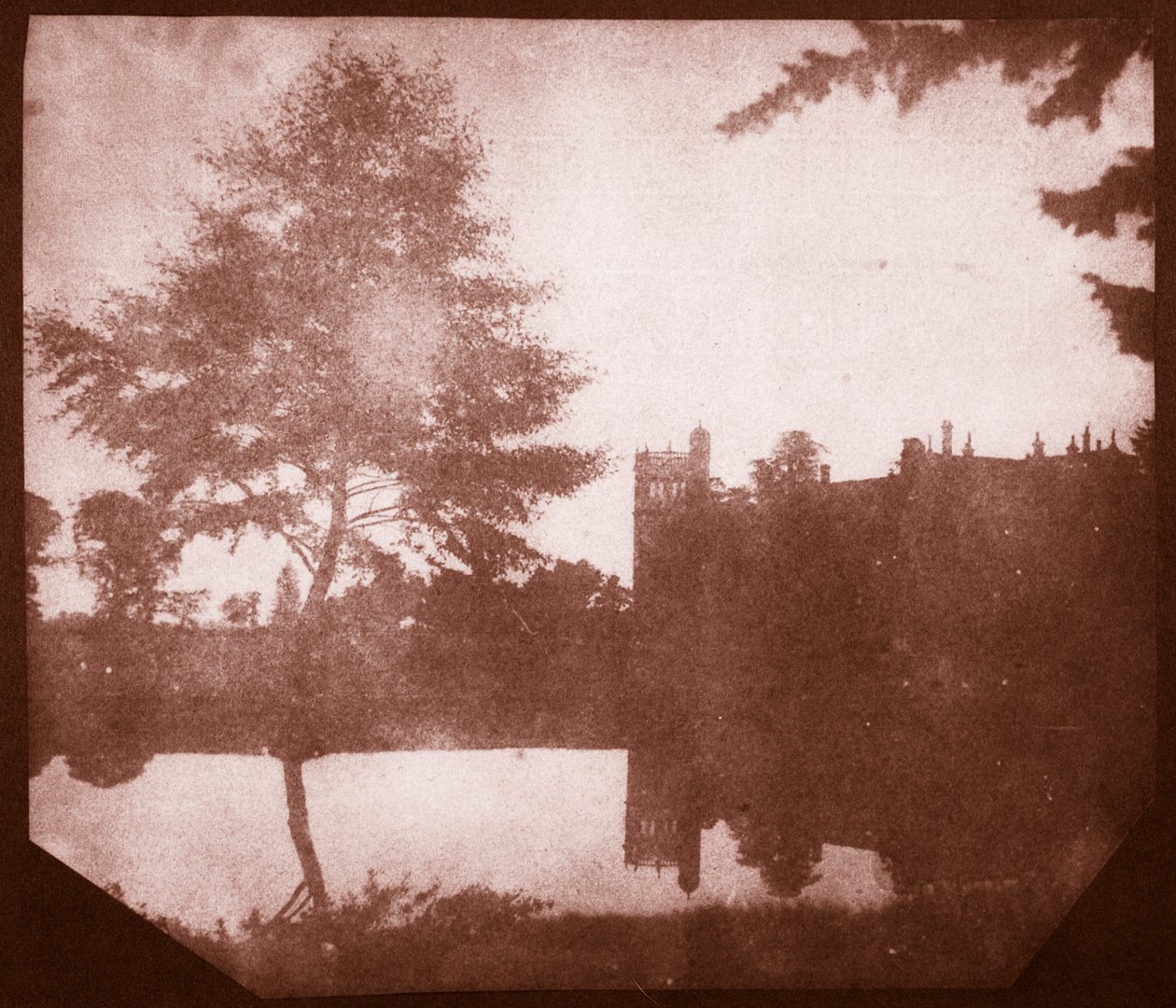 Lacock Abbey heijastuksessa, n. 1840 (suolapaperiprintti kalotyyppinegatiivista) tekijältä William Henry Fox Talbot