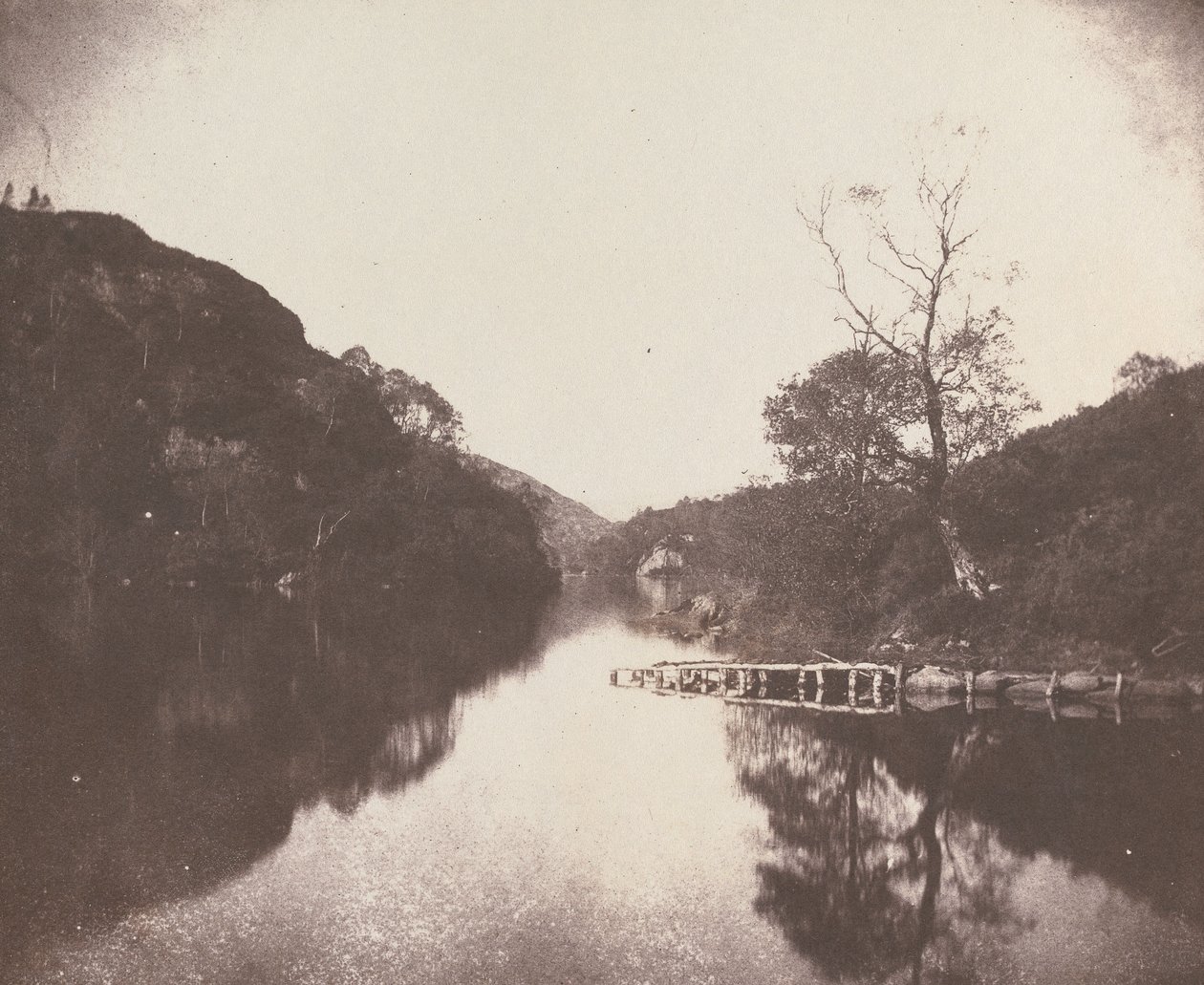 Loch Katrinen laituri, "Järven neidon" tapahtumapaikka tekijältä William Henry Fox Talbot