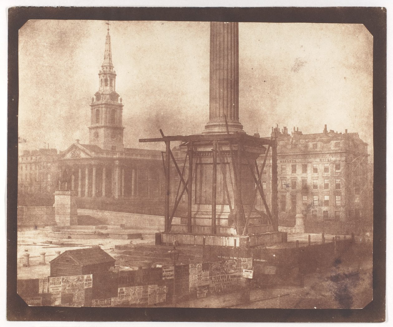 Rakenteilla oleva Nelsonin pylväs, Trafalgar Square tekijältä William Henry Fox Talbot