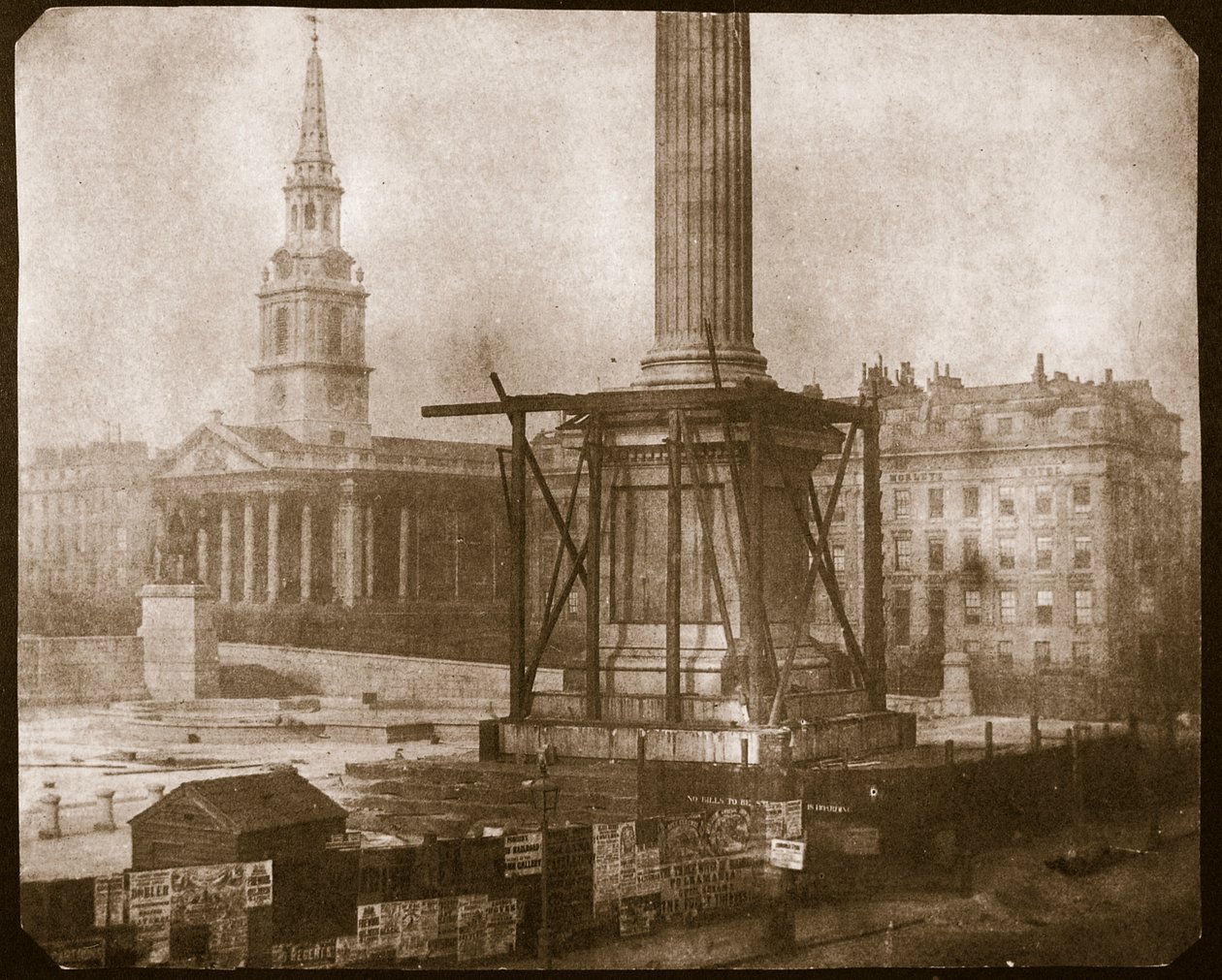 Nelsonin pylväs rakenteilla, n. 1841 (suolapaperiprintti kalotyyppinegatiivista) tekijältä William Henry Fox Talbot
