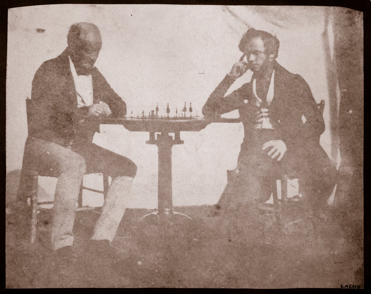 Nicolaas Henneman pohtii siirtoaan shakkipelissä, syyskuussa 1841 (suolapaperiprintti kalotyyppinegatiivista) tekijältä William Henry Fox Talbot