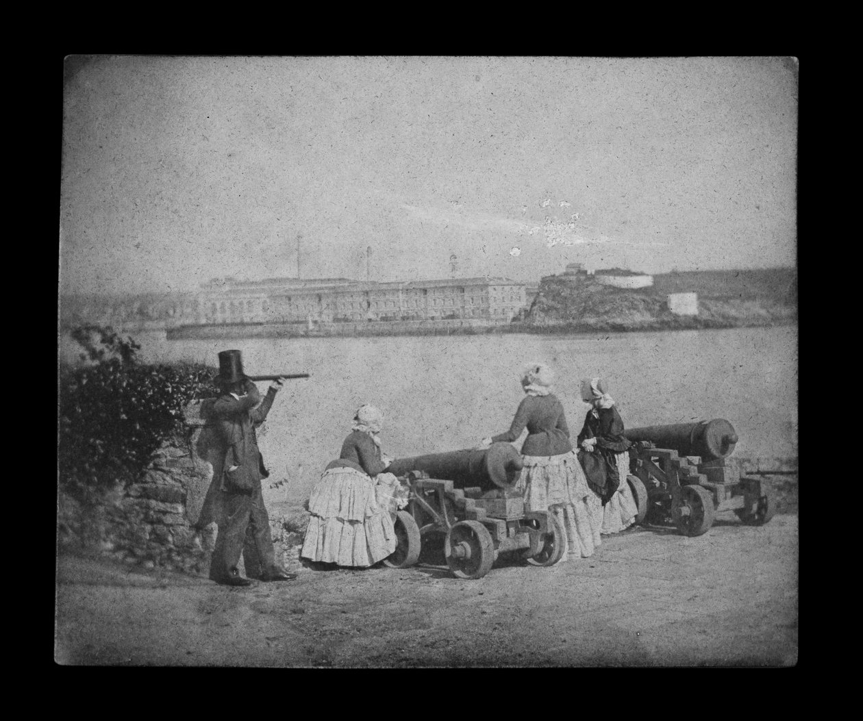 Royal William Victualling Yard, Plymouth, Mount Edgecombe -vuorelta. Digitaalinen tiedosto käänteistiedostona luodakseen mustavalkopositiivin. tekijältä William Henry Fox Talbot